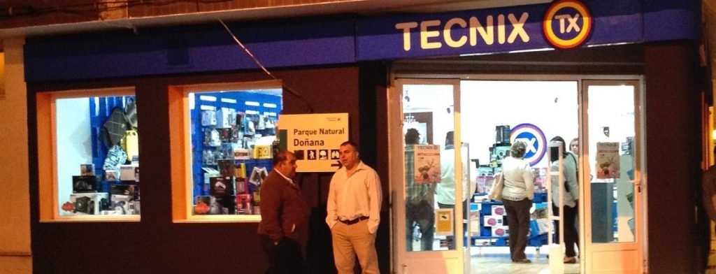 Decoración de tienda con vinilo impreso en paredes
