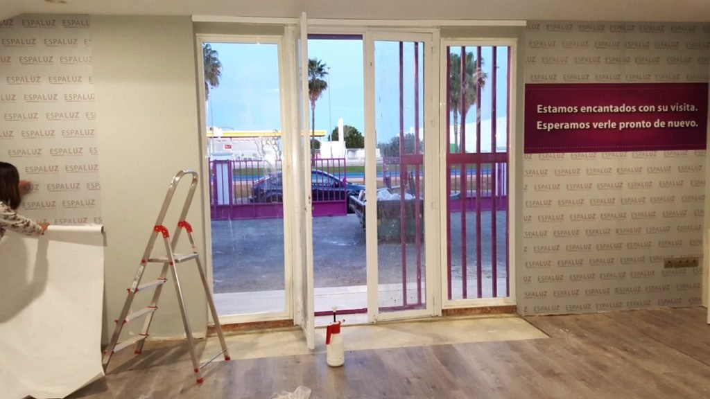 Diseño decoracion de tiendas con vinilo impreso en paredes Cadiz