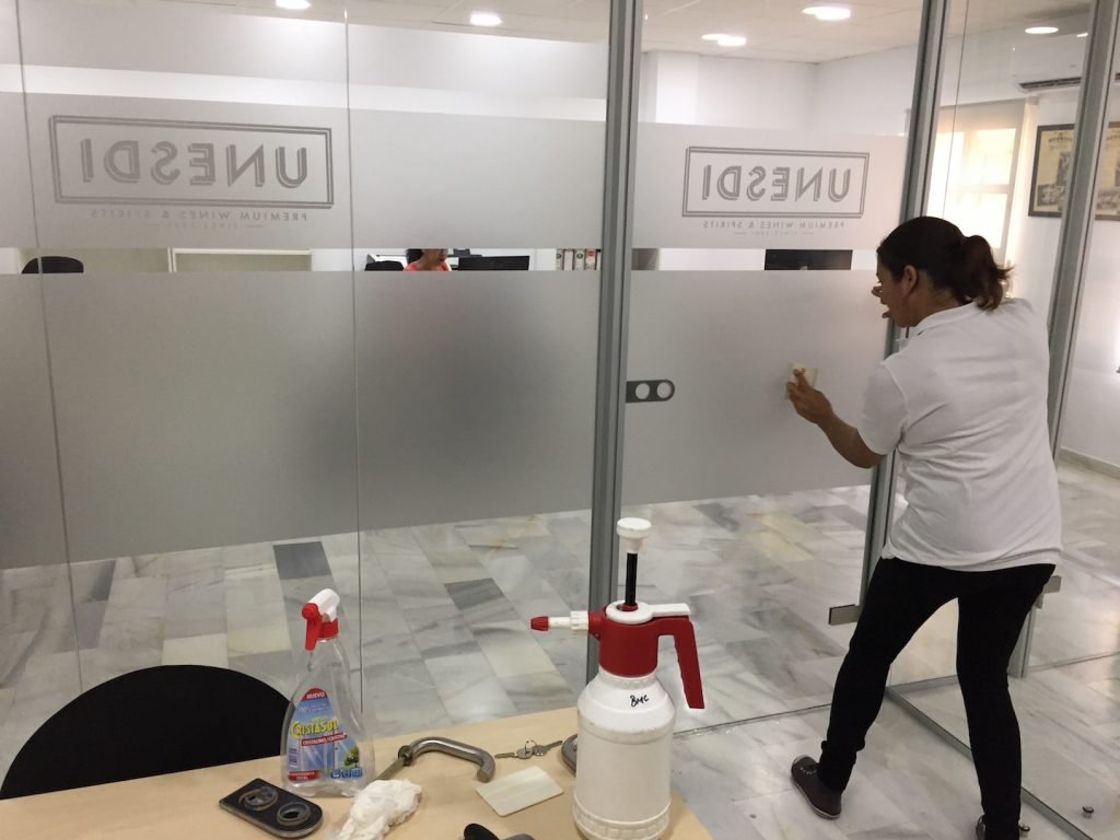 Vinilado de mamparas y cristales al ácido en Cádiz