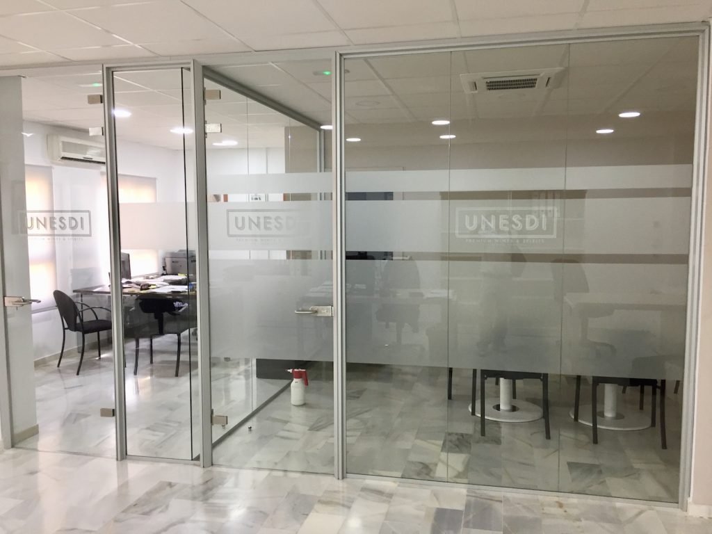 Vinilado de mamparas y cristales al ácido en Cádiz